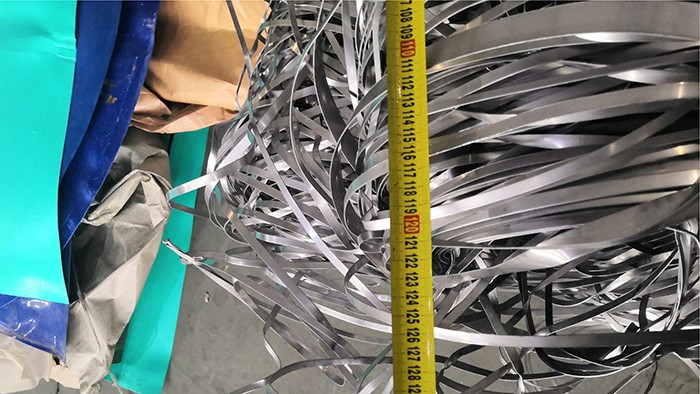 How to determine if the hydraulic oil filter of a metal baler needs to be replaced?