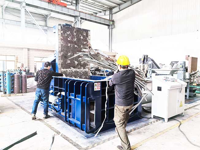 Side Push-Out Metal Scrap Baler