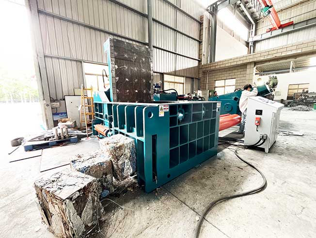Side Push-Out Metal Scrap Baler
