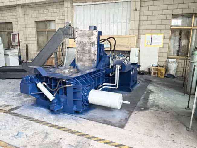 Side Turn-Out Scrap Metal Baler