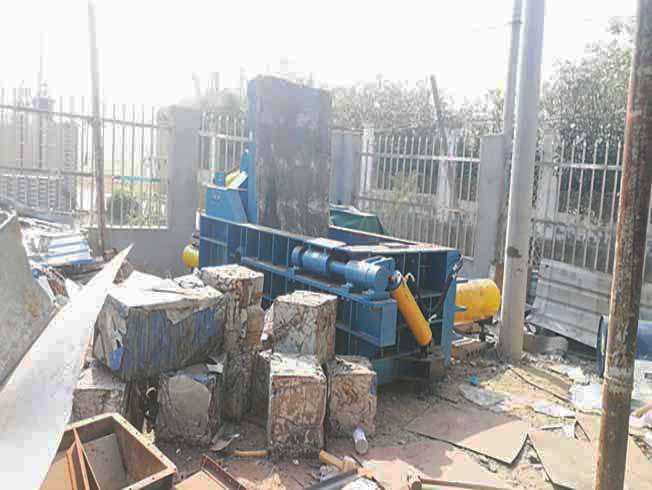 Side Turn-Out Scrap Metal Baler
