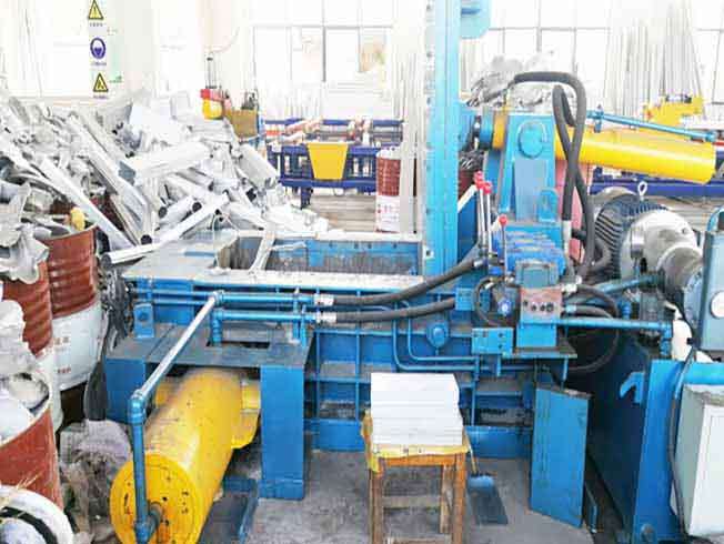 Side Turn-Out Scrap Metal Baler