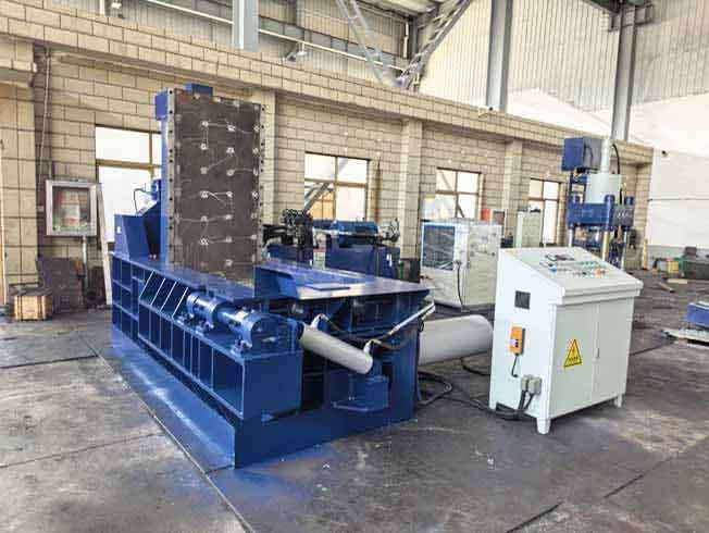 Side Turn-Out Scrap Metal Baler