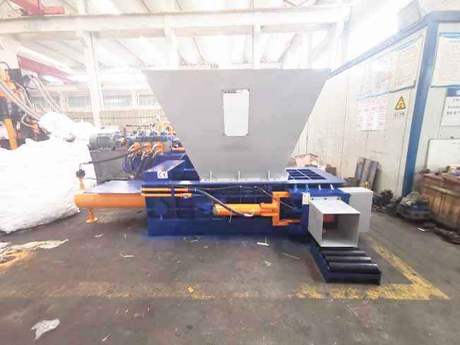 Compressing Aluminium Cans Baler