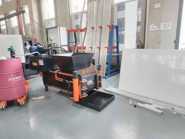 Compacting Scrap Wire baling machine
